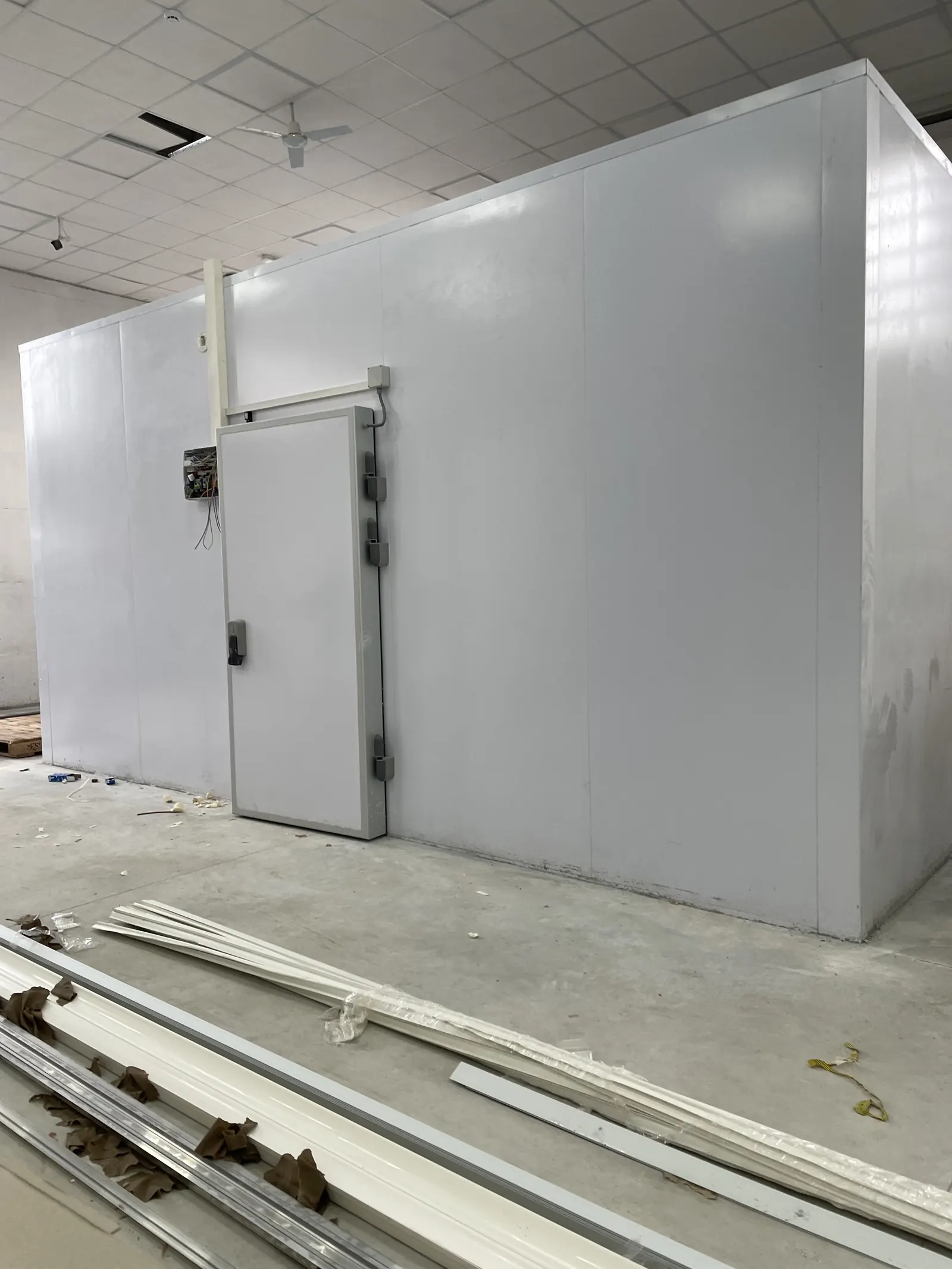 Cella frigorifera in fase di installazione con quadro elettrico