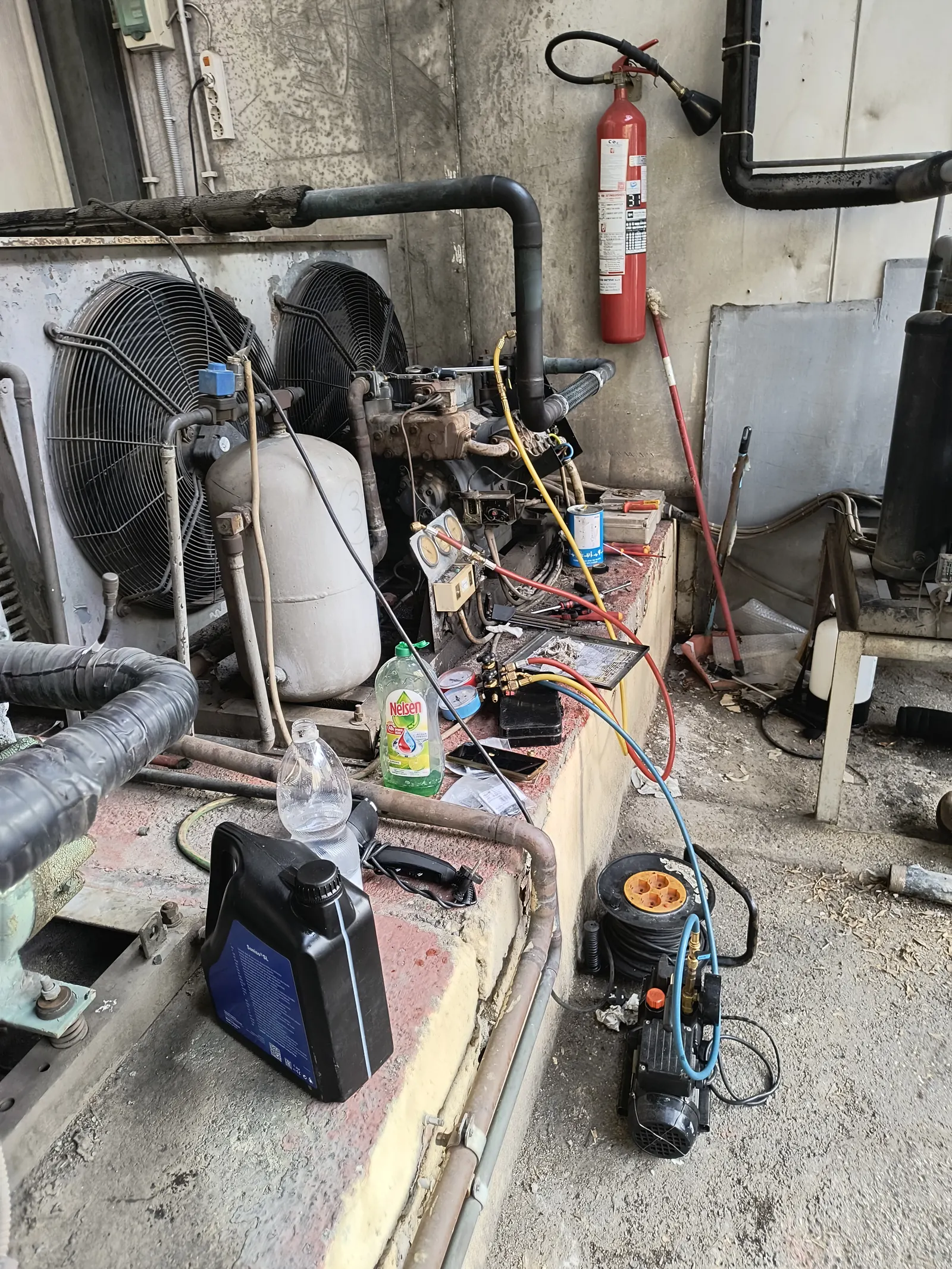 Compressore frigorifero durante un intervento di manutenzione